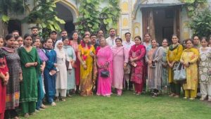 घने जंगलों से होकर रोज 11 किलोमीटर पैदल चलकर पढ़ाई करने वाली और सामाजिक बंदिशों को चुनौती देकर स्वास्थ्य सेवा के क्षेत्र में अपनी अलग पहचान बनाने वाली स्वास्थ्य शिक्षिका कृष्णा राठौर शुक्रवार को 38 वर्षों से अधिक के गौरवपूर्ण सेवाकाल के बाद सम्मानपूर्वक सेवानिवृत्त हो गईं।