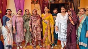 घने जंगलों से होकर रोज 11 किलोमीटर पैदल चलकर पढ़ाई करने वाली और सामाजिक बंदिशों को चुनौती देकर स्वास्थ्य सेवा के क्षेत्र में अपनी अलग पहचान बनाने वाली स्वास्थ्य शिक्षिका कृष्णा राठौर शुक्रवार को 38 वर्षों से अधिक के गौरवपूर्ण सेवाकाल के बाद सम्मानपूर्वक सेवानिवृत्त हो गईं।