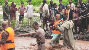 कटासन के समीप जलमूसा खड्ड में अचानक जलस्तर बढ़ने से चार गुर्जर परिवारों के 25 लोग नदी के बीच फंस गए। सूचना मिलते ही पुलिस, होमगार्ड, फायर ब्रिगेड और प्रशासन की टीमों ने करीब तीन घंटे तक चले जोखिम भरे रेस्क्यू अभियान के बाद सभी लोगों को सुरक्षित बाहर निकाल लिया और बड़ा हादसा टाल दिया।