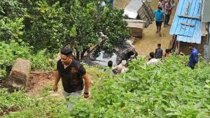 हाथी की कब्र के समीप एक कार अनियंत्रित होकर करीब 100 फीट नीचे ढांग में जा गिरी। हादसे के समय कार में दो बच्चों समेत 6 लोग सवार थे। दुर्घटना में 2 लोग घायल हुए हैं।
