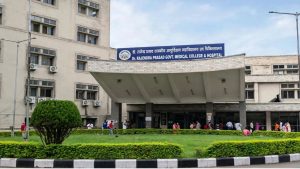 . राजेंद्र प्रसाद राजकीय मेडिकल कॉलेज टांडा में एक दिल दहला देने वाला मामला सामने आया है, जहां 27 वर्षीय एक युवती ने अस्पताल की चौथी मंजिल की खिड़की से कूदकर अपनी जीवन लीला समाप्त कर ली, जबकि डॉक्टरों की टीम ने कुछ ही घंटे पहले युवती को मौत के मुंह से बाहर निकाला था। मृतका धीरा क्षेत्र की रहने वाली बताई जा रही है।