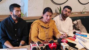 जिला मुख्यालय नाहन में करीब पांच दिन पहले बुजुर्ग महिला से मारपीट के मामले में बहू और पोतों पर लगे आरोपों ने वीरवार को नया मोड़ सामने आया।