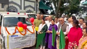 ब्लू स्टार की ओर से कॉरपोरेट सामाजिक दायित्व (CSR) के तहत तैयार की गई मोबाइल कंप्यूटर लैब को वीरवार को डीसी कार्यालय परिसर नाहन से विधायक अजय सोलंकी और उपायुक्त प्रियंका वर्मा ने हरी झंडी दिखाकर रवाना किया।