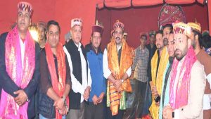 bijli mahadev लोक निर्माण एवं शहरी विकास मंत्री विक्रमादित्य सिंह ने बिजली महादेव के अस्थायी शिविर में नवाया शीश