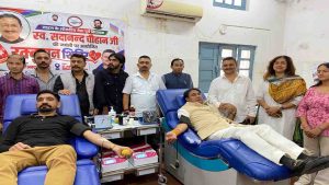 पूर्व विधायक सदानंद चौहान की जयंती पर 40 लोगों ने किया रक्तदान, राष्ट्रीय स्तर के शूटर सम्मानित