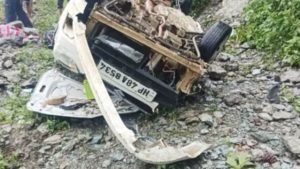 पठानकोट-भरमौर राष्ट्रीय राजमार्ग पर लाहाड़ गांव के समीप हुए भीषण सड़क हादसे में एक ही परिवार के एक वर्षीय मासूम सहित पांच लोगों की मौत हो गई।