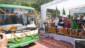 उप मुख्यमंत्री मुकेश अग्निहोत्री ने शनिवार को चंबा जिला को 10 इलेक्ट्रिक और 10 डीजल बसों की सौगात दी। उन्होंने चंबा में विधिवत पूजा-अर्चना के बाद 10 इलेक्ट्रिक बसों को हरी झंडी दिखाकर रवाना किया।