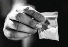 चिट्टे की खेप के साथ पुलिस ने दबोचा अंब का युवक, गुप्त सूचना पर कार्रवाई के दौरान कार से मिला नशा नशे के खिलाफ चलाए जा रहे विशेष अभियान के तहत जिला पुलिस ऊना ने कार्रवाई करते हुए एक युवक से चिट्टा बरामद किया है। पुलिस ने मामले में आरोपी के खिलाफ एनडीपीएस एक्ट के तहत मामला दर्ज कर लिया है।