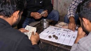 अवैध जुआ और सट्टेबाजी के खिलाफ बद्दी पुलिस ने एक ही दिन में चार अलग-अलग मामलों में कार्रवाई करते हुए चार लोगों को रंगे हाथों दबोचा है। पुलिस के अनुसार आरोपी सार्वजनिक स्थानों पर लोगों को दड्डा-सट्टा खिलाते हुए पकड़े गए।