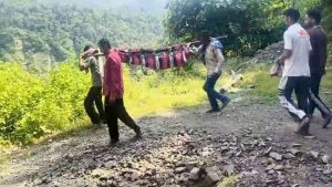 सिरमौर के इस गांव में 80 साल की महिला के शव को डंडे से बांधकर 6 KM कंधे पर ढोया, बंद सड़क ने खोली सिस्टम की पोल