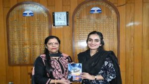 dhundh parchhai book लेखिका रजनी बाला ने DC गंधर्वा राठौड़ को भेंट किया लघु उपन्यास 'धुंध और परछाई'