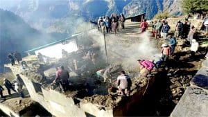 अग्निकांड: देखते ही देखते राख के ढेर में तबदील हुआ लकड़ी का दो मंजिला मकान, लाखों का नुकसान, मची अफरा-तफरी