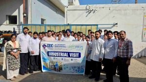 दवा फैक्टरी पहुंचे IEC के भावी फार्मासिस्ट, लाइव समझी उत्पादन प्रक्रिया, गुणवत्ता जांच और पैकेजिंग की बारीकियां