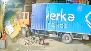 kalaamb barior accident कालाअंब बैरियर पर मौत बनकर दौड़ा कंटेनर, कर्मचारियों ने सेकंडों में भागकर बचाई जान; दो घायल, चेक पोस्ट ध्वस्त