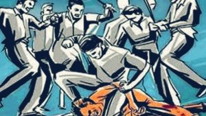 शिकायतकर्ता युवक ने पुलिस को दी शिकायत में आरोप लगाया कि कुछ युवकों ने उसकी कार रोकने के बाद उसके साथ लोहे की रॉड, डंडों, मुक्कों, कड़े और पत्थरों से हमला किया।