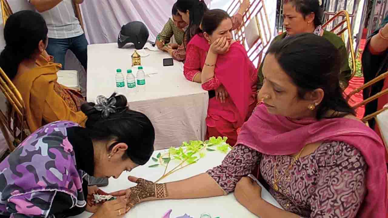 नाहन में करवा चौथ पर TCI की खास पहल, महिलाओं ने निशुल्क लगवाई मेहंदी, युवतियों को मिला हुनर दिखाने का मंच