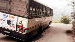 हिमाचल प्रदेश के कांगड़ा जिला में बड़ा सड़क हादसा होते-होते टल गया, जहां कांगड़ा के समेला के पास चंडीगढ़ से धर्मशाला आ रही पंजाब रोडवेज की एक बस का पिछला टायर अचानक निकल गया।