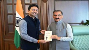IAS अधिकारी राकेश कुमार प्रजापति ने CM को भेंट किया अपना पहला उपन्यास ‘लाइटर दैन येस्टर्डे’