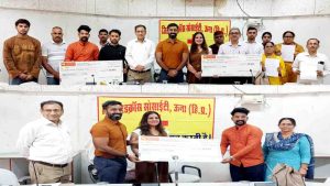 redcross Una रेडक्रॉस लकी ड्रॉ के विजेताओं को DC ने बांटे पुरस्कार, 20 विजेताओं में से 16 ने हासिल किए अपने ईनाम