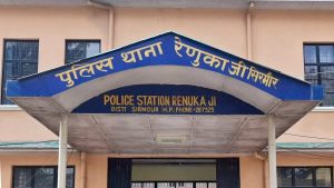 पहले दराटी से वार, फिर डंडे से पीट दी अपनी मां, बीच-बचाव करने आई बहू को धमकाया, रेणुकाजी थाने में केस