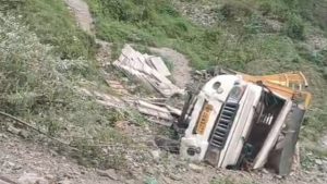हरिपुरधार-बढ़ोल सड़क पर सोमवार को एक बड़ा हादसा टल गया, जहां ब्रेक फेल होने से पिकअप जीप करीब 300 मीटर गहरी खाई में जा गिरी।