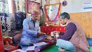 सूचना प्रौद्योगिकी के आधुनिक युग में जहां हर चीज को सरल व सुविधाजनक बना दिया गया है, वहीं बदलते परिवेश में भी असंख्य लोग रूढ़िवादिता और जादू टोना के जंजाल के फंसे हैं। इतना जरूर है कि जब किसी व्यक्ति को मेडिकल साइंस से भी बीमारी में कोई आराम नहीं मिलता है तो वह तांत्रिक की शरण में जाता है, जहां उन्हें राहत मिलती है।