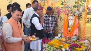 valmiki jayanti bindal महर्षि वाल्मीकि जयंती पर नाहन मंदिर पहुंचे डॉ. बिंदल, पूजा-अर्चना कर समाज में सुख-शांति और सद्भाव की कामना की