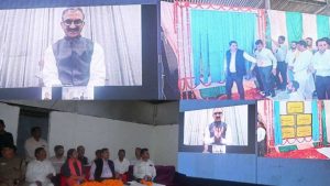 मुख्यमंत्री सुखविंद्र सिंह सुक्खू ने मंगलवार को वर्चुअल माध्यम से सिरमौर जिला के श्री रेणुकाजी विधानसभा क्षेत्र में प्रधानमंत्री ग्राम सड़क योजना (पीएमजीएसवाई-4) के पहले बैच के तहत पांच महत्वपूर्ण सड़क परियोजनाओं के शिलान्यास किए।
