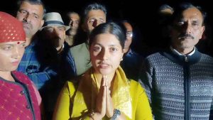 सोशल मीडिया पर भारतीय सैनिकों को लेकर आपत्तिजनक टिप्पणी के मामले में विवादों में आई इशिता पुंडीर ने अपनी गलती स्वीकार करते हुए पूर्व सैनिक संगठन इकाई राजगढ़ से मुलाकात कर सार्वजनिक रूप से माफी मांग ली है।