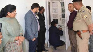 अतिरिक्त उपायुक्त सोलन राहुल जैन की निगरानी तथा विभिन्न राजनीतिक दलों के प्रतिनिधियों की उपस्थिति में नगर निगम सोलन के निर्वाचन के लिए 30 इलेक्ट्रॉनिक वोटिंग मशीन (EVM) पूरी सुरक्षा के साथ नगर निगम के भंडारण कक्ष में रखवाई गई।