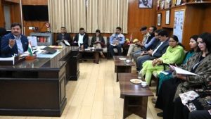 उप राष्ट्रपति के शिमला दौरे को लेकर आयोजित बैठक की अध्यक्षता करते डीसी शिमला।