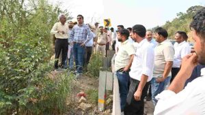 उपायुक्त बिलासपुर राहुल कुमार ने आज विभिन्न विभागों के अधिकारियों के साथ क्यारी एवं जबल क्षेत्र का दौरा किया। इस दौरान उन्होंने क्यारी से जबल सड़क पर भूस्खलन के कारण उत्पन्न कठिनाइयों का जायजा लिया तथा मझेड़ और कुटैहला के ग्रामीणों की समस्याओं को सुना।