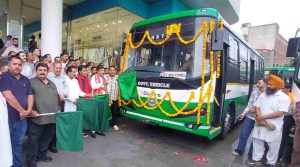 उपमुख्यमंत्री मुकेश अग्निहोत्री ने सोमवार को बस अड्डा परिसर ऊना से ऊना डिपो की पांच इलेक्ट्रिक बसों को सांकेतिक रूप से हरी झंडी दिखाकर रवाना किया।