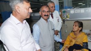 बिलासपुर जिला के एक दिवसीय दौरे के दौरान मुख्यमंत्री एम्स पहुंचे और चिकित्सकों के साथ स्वास्थ्य सेवाओं सहित अन्य मुद्दों पर विस्तृत चर्चा की।