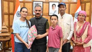 रुचि ठाकुर ने रविवार को ओक ओवर में मुख्यमंत्री से शिष्टाचार भेंट की। रुचि ने 21 मई 2026 को विश्व की सबसे ऊंची चोटी माउंट एवरेस्ट पर सफलतापूर्वक तिरंगा फहराकर यह उपलब्धि हासिल की थी।