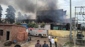हिमाचल प्रदेश के जिला सिरमौर के प्रमुख औद्योगिक क्षेत्र कालाअंब के रामपुर जट्टान स्थित माइक्रो मोशन फैक्ट्री में गुरुवार दोपहर करीब 12 बजे भीषण आग लग गई। आग ने कुछ ही मिनटों में पूरी फैक्ट्री को अपनी चपेट में ले लिया।