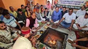 जयराम ठाकुर अपने तीन दिवसीय सिरमौर प्रवास के दौरान वीरवार को नाहन के कालीस्थान स्थित माता काली मंदिर पहुंचे।