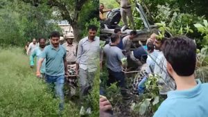 हिमाचल प्रदेश के जिला कुल्लू के आनी क्षेत्र में एनएच-305 पर मंगलवार तड़के करीब 3 बजे दर्दनाक सड़क हादसा हो गया।