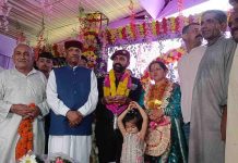 28 साल भारतीय सेना में देश सेवा कर गांव लौटे कैप्टन नरेंद्र चौहान, डांडाआंज में फूल-मालाओं से भव्य स्वागत कैप्टन नरेंद्र चौहान ने अपने सैन्य सेवाकाल का अधिकतर समय भारतीय पैरा फोर्स में रहते हुए देश सेवा में बिताया।