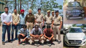 जिला सिरमौर के कोलर में दुकानदार बाप-बेटे पर धारदार हथियार और डंडों से जानलेवा हमला करने के मामले में सिरमौर पुलिस ने बड़ी कार्रवाई करते हुए मुख्य आरोपी रमन सहित तीन आरोपियों को हरियाणा से गिरफ्तार कर लिया है। इसके साथ साथ पुलिस ने वारदात में इस्तेमाल दो गाड़ियों को भी जब्त किया है।