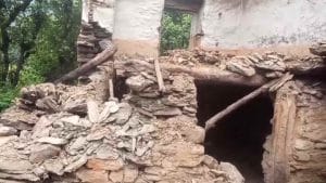 गनीमत रही कि घटना के समय परिवार के सभी सदस्य खेतों में गए हुए थे। परिवार के घर पर मौजूद न होने के कारण बड़ा हादसा होने से टल गया।