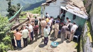 जिला सिरमौर के उपमंडल राजगढ़ की ग्राम पंचायत दीदग में तीन मंजिला रिहायशी मकान अचानक धराशायी हो गया। हादसे के समय मकान में चार लोग मौजूद थे, जिनमें दो महिलाएं और दो छोटी बच्चियां शामिल थीं।