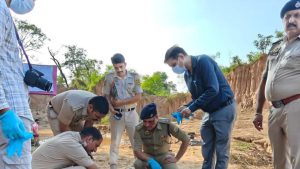 चनालमाजरा में मिले शव की जांच करती पुलिस। तालाब से इस हालत में मिला लापता युवक का शव, एसपी ने किया घटनास्थल का निरीक्षण, हत्या की धारा जोड़ी