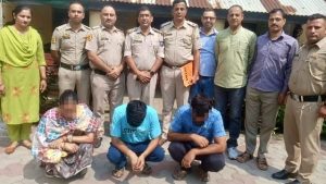 हिमाचल प्रदेश के जिला ऊना में पुलिस ने चिट्टे के साथ मां-बेटे सहित तीन लोगों को गिरफ्तार किया है।