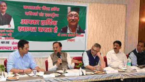 उद्योग, संसदीय मामले और श्रम एवं रोजगार मंत्री हर्षवर्धन चौहान ने कालाअंब में चैंबर आफ कामर्स एंड इंडस्ट्रीज के पदाधिकारियों के साथ बैठक की अध्यक्षता की। इस दौरान विधायक नाहन अजय सोलंकी भी उनके साथ बैठक में मौजूद रहे।