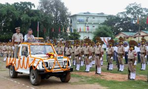 समारोह के दौरान चौगान मैदान में आयोजित भव्य परेड में विभिन्न पुलिस एवं सुरक्षा बलों तथा शिक्षण संस्थानों की 15 टुकड़ियों ने अनुशासित एवं आकर्षक मार्च पास्ट किया।