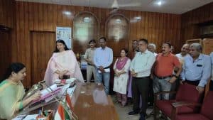 शहर के छोटा चौक क्षेत्र में दुर्गंध और बड़ी संख्या में आवारा कुत्तों की समस्या से परेशान स्थानीय लोगों ने जिला प्रशासन से हस्तक्षेप की मांग की है।
