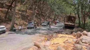 जगाधरी-पांवटा साहिब नेशनल हाईवे पर हादसा जगाधरी-पांवटा नेशनल हाईवे पर लालढांग के पास एक दर्दनाक सड़क हादसे में हिमाचल की तरफ आ रहे एक परिवार के चार लोगों की मौत हो गई। हादसा उस वक्त हुआ जब मक्के से भरा एक ट्रक अनियंत्रित होकर दो बाइकों पर पलट गया।