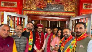 पूर्व केंद्रीय मंत्री एवं भाजपा के वरिष्ठ नेता अनुराग सिंह ठाकुर ने आज शिमला प्रवास के दौरान विश्व प्रसिद्ध जाखू मंदिर में भगवान हनुमान जी के दर्शन कर आशीर्वाद प्राप्त किया।