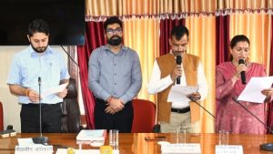 जिला परिषद मंडी के अध्यक्ष और उपाध्यक्ष पद के लिए गुरूवार को निर्वाचन प्रक्रिया पीठासीन अधिकारी एवं उपायुक्त अपूर्व देवगन द्वारा संपन्न की गई।